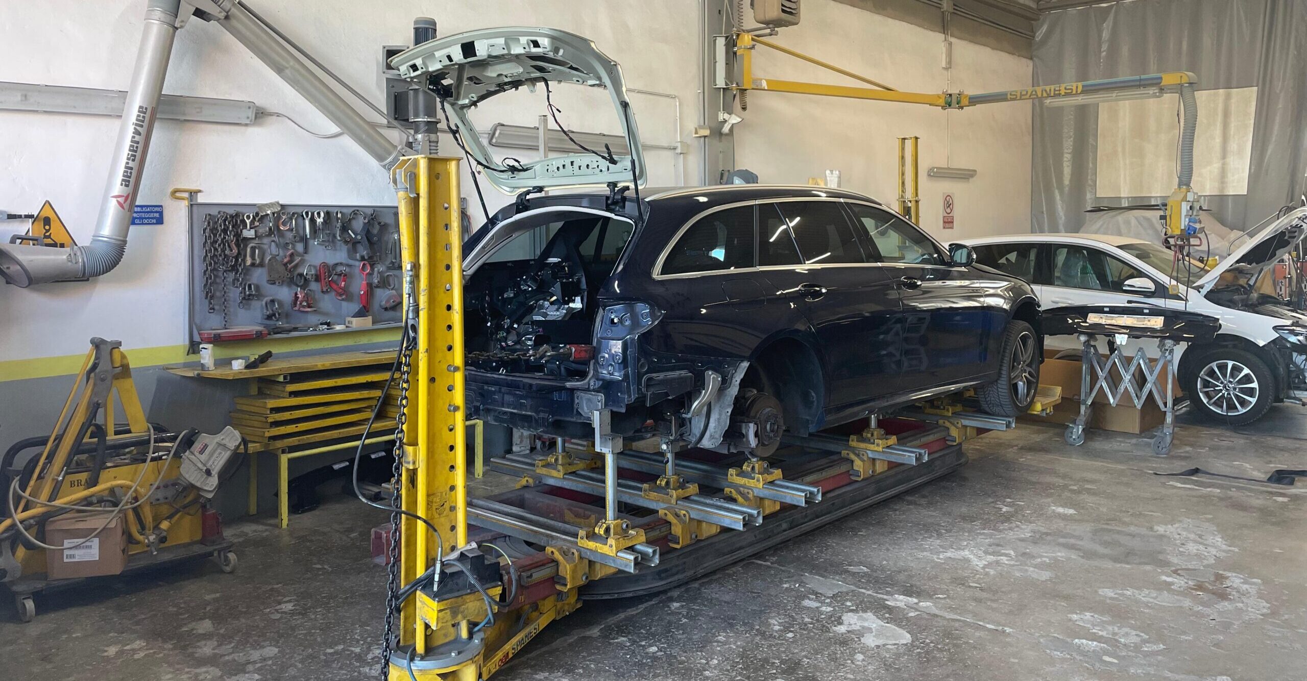 macchina sul banco di riscontro in record carrozzeria